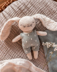 Babyrassel Hase wollweiss-puderblau, ca. 11 cm