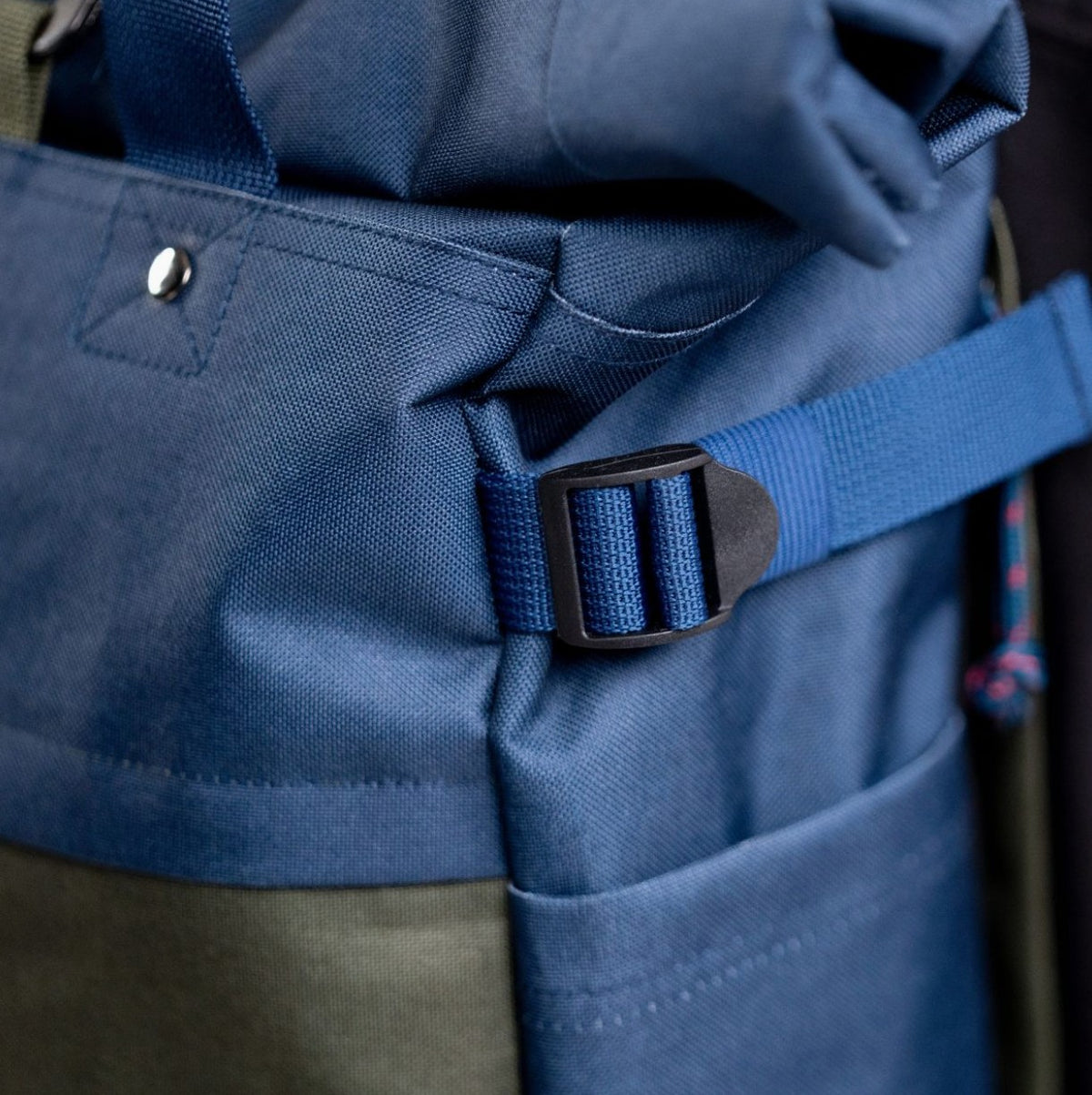 Rolltop-Rucksack dunkelblau/khaki, One Size 48x28x12 cm